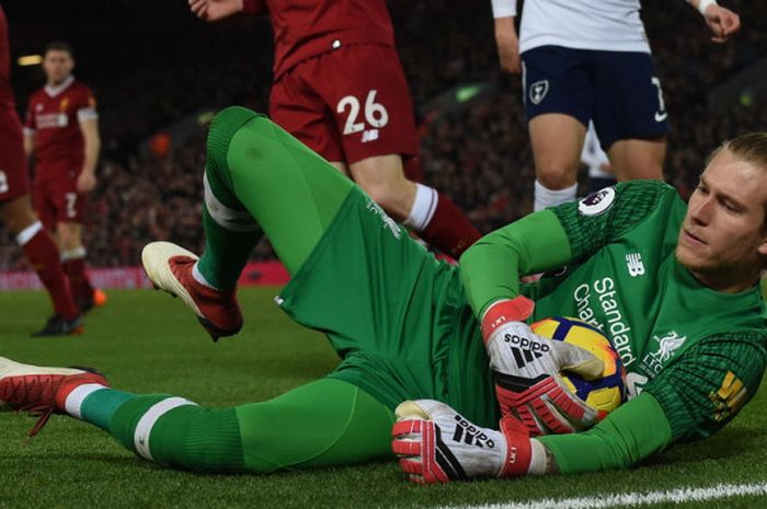    Salah satu aksi kiper Liverpool FC, Loris Karius, dalam pertandingan Liga Inggris 2017-2018 menghadapi Tottenham Hotspur di Stadion Anfield, Liverpool, Inggris, pada Minggu (4/2/2018).   