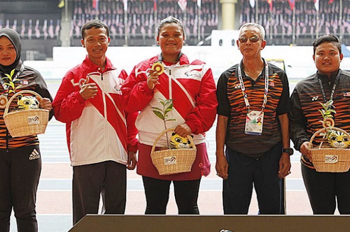 Atlet tolak peluru Indonesia, Suparni Yati (ketiga dari kiri), berpose di podium setelah meraih medali emas yang didapat dari nomor F20 putri pada ASEAN Para Games 2017 yang berlangsung di Stadion Bukit Jalil, Kuala Lumpur, Rabu (20/9/2017).