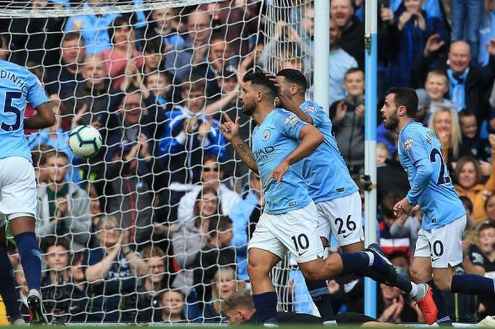 Striker Manchester City, Sergio Aguero, merayakan gol yang dicetaknya ke gawang Burnley dalam lanjutan Liga Inggris di Stadion Etihad, 20 Oktober 2018. 