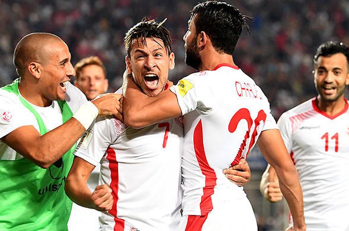  Penyerang Tunisia, Ghaylene Chaalali (kedua dari kanan) merayakan gol bersama Youssef Msakni (kedua dari kiri) dan rekan setim lainnya saat melawan Kongo dalam laga Kualifikasi Piala Dunia 2018 di Stadion Rades Olympic, Tunisia, pada 1 September 2017. 