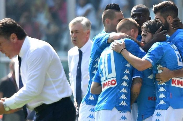 Para pemain Napoli merayakan gol Lorenzo Insigne ke gawang Torino dalam partai Liga Italia di Stadion Olimpico Grande Torino, Turin, 23 September 2018.