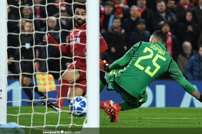 Penyerang Liverpool FC, Mohamed Salah (kiri), mencetak gol ke gawang Napoli dalam laga Grup C Liga Champions di Stadion Anfield, Liverpool pada 11 Desember 2018.