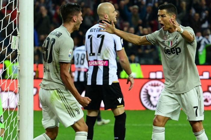 Gelandang Juventus, Rodrigo Bentancur (kedua dari kiri), merayakan gol yang ia cetak ke gawang Udinese bersama Cristiano Ronaldo dalam pertandingan Liga Italia 2018-2019 di Stadio Dacia Arena, Udine, Italia, pada Sabtu (6/10/2018).