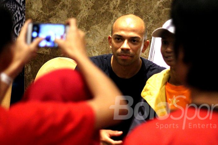 Pemain Persija Jakarta, Ivan Carlos menemui Jakmania yang sudah menunggu di Hotel Aston Solo usai laga kontra Mitra Kukar, Minggu (4/2/2018).