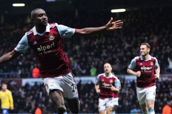 Carlton Cole merayakan gol West Ham United ke gawang Arsenal pada partai Liga Inggris di Stadion Upton Park, 26 Desember 2013.