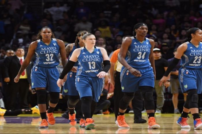 Pemain Minnesota Lynx saat menghadapi Los Angeles Sparks di Final WNBA gim keempat yang digelar Ming