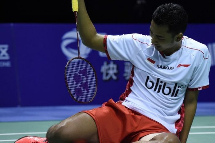  Pebulu tangkis tunggal putra Indonesia, Tommy Sugiarto, terjatuh saat berusaha mengembalikan kok dari lawannya, Viktor Axelsen (Denmark), pada partai pertama babak final Piala Thomas yang berlangsung di Kunshan Sports Center, Kunshan, China, Minggu (22/5/2016). Tommy kalah 17-21, 18-21. 