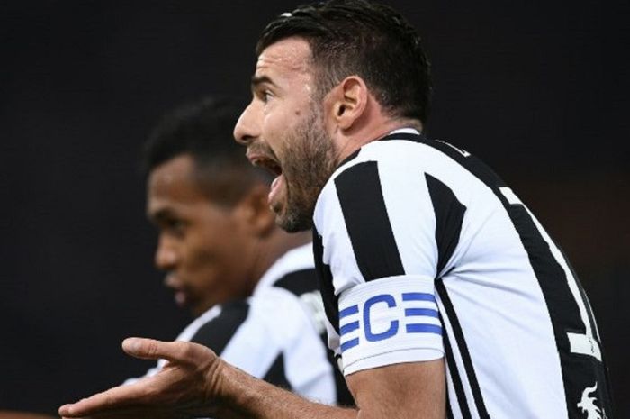 Bek Juventus, Andrea Barzagli, menjadi kapten saat timnya melawan AS Roma di Stadion Olimpico, Roma, pada Senin (14/5/2018) dini hari WIB.