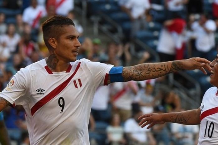 Striker tim nasional Peru, Jose Paolo Guerrero (kiri), merayakan gol ke gawang Haiti pada pertandingan pertama Copa America Grup B di CenturyLink Field, Sabtu (4/6/2016).