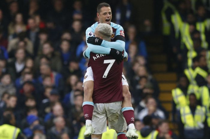 Penyerang West Ham United, Javier Hernandez (atas), merayakan golnya bersama Marko Arnautovic dalam laga Liga Inggris kontra Chelsea di Stadion Stamford Bridge, London pada 8 April 2018.