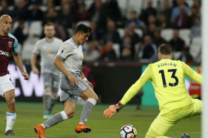 Pemain Manchester United, Alexis Sanchez, beraksi dalam laga Liga Inggris kontra West Ham United, di London Stadium, London, Kamis (10/5/2018) waktu setempat.