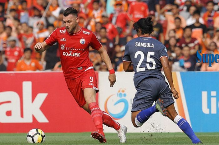 Bomber Persija, Marko Simic melewati hadangan pemain Persela Lamongan, Samsul Arifin.