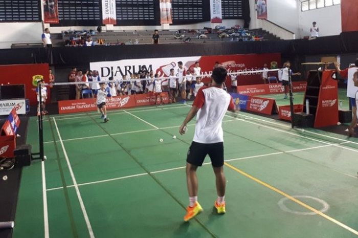 Peserta Djarum All Star sedang bertanding dengan mantan pebulu tangkis di GOR Turide, Mataram, Lombok, Jumat (9/2/2018).