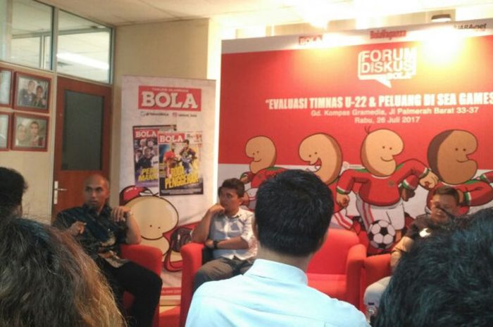 Wakil Kepala Departemen Timnas, Fanny Riawan (kiri), saat memberikan pernyataan dalam Forum Diskusi BOLA di kantor redaksi Tabloid BOLA, Rabu (26/7/2017).