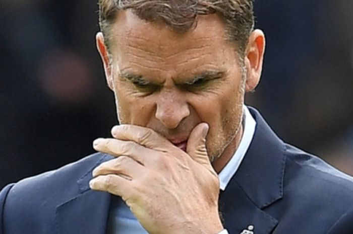 Reaksi Frank de Boer (kiri) dalam partai Liga Inggris antara Crystal Palace melawan Burnley di Stadion Turf Moor, Burnley, 10 September 2017.