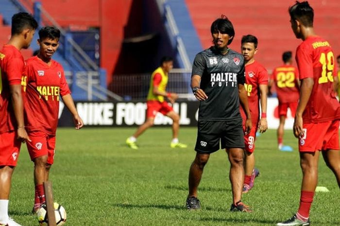 Mantan pemain Timnas Indonesia Budi Sudarsono menjadi asisten pelatih  Kalteng Putra FC