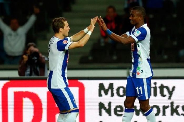 Penyerang Hertha Berlin, Salomon Kalou (kanan), melakukan selebrasi dengan Peter Pekarik setelah sukses membobol gawang Wolfsburg dalam partai Bundesliga di Olympiastadion pada 24 September 2014.