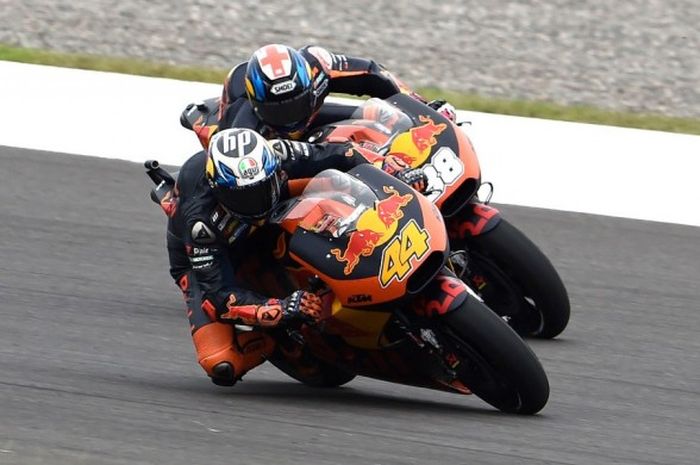 Pol Espargaro (44) dan Bradley Smith, membawa pulang poin berharga bagi tim debutan KTM.