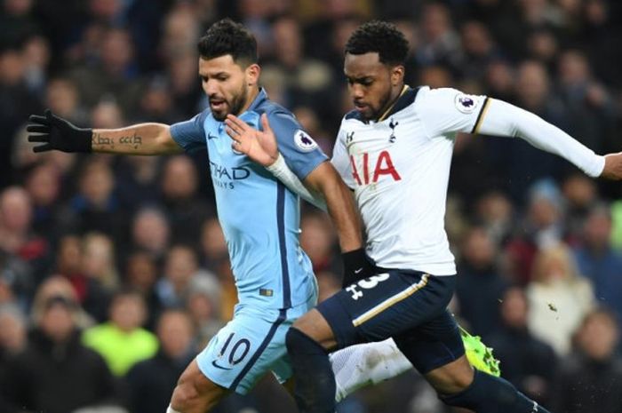 Bek sayap Tottenham Hotspur, Danny Rose (kanan), menjaga ketat striker Manchester City, Sergio Aguero, dalam partai Liga Inggris di Etihad Stadium, Manchester, 21 Januari 2017.