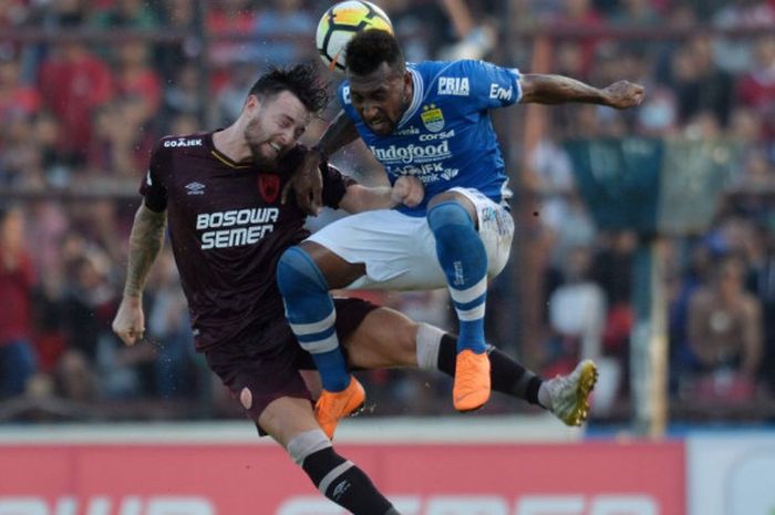  Pemain PSM Makassar, Marc Klok, berduel dengan penyerang Persib Bandung, Patrich Wanggai, pada laga Liga 1 2018 di Stadion Andi Mattalatta, Makassar, Rabu (24/10/2018). 