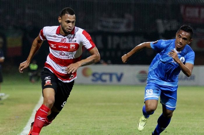 Striker Madura United, Luiz Carlos Junior (kiri), saat tampil melawan PSCS Cilacap dalam laga pamungkas Grup E Piala Presiden 2017 di Stadion Gelora Pamelingan, Pamekasan, Jawa Timur (19/02/2017).
