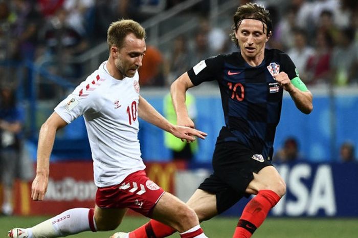 Gelandang Denmark, Christian Eriksen (kiri), berduel dengan gelandang Kroasia, Luka Modric, dalam laga babak 16 besar Piala Dunia 2018 di Nizhny Novgorod Stadium, Nizhny Novgorod, Rusia pada 1 Juli 2018.