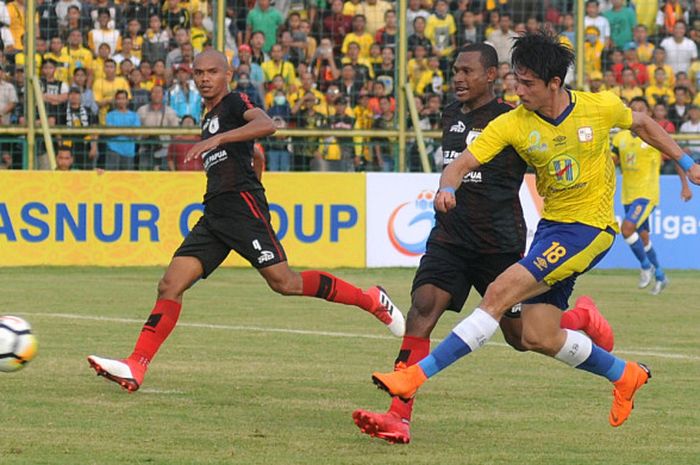 Pemain Barito Putera Gavin Kwan Adsit saat melawan Persipura di Stadion 17 Mei Banjarmasin, Sabtu (31/3/2018)