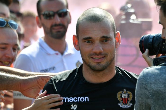 Gelandang OGC Nice, Wesley Sneijder, bersiap melakukan sesi latihan di Nice, Prancis, pada 7 Agustus 2017.