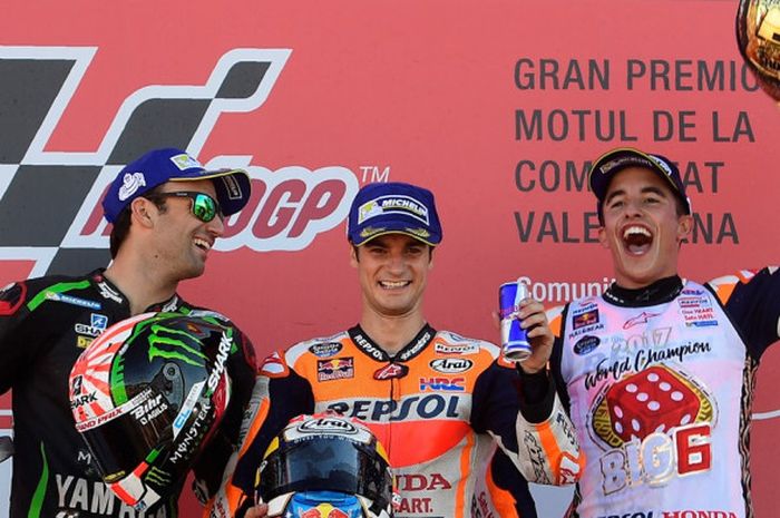 Para pengisi podium GP Valencia (dari kiri ke kanan), Johann Zarco (Yamaha Tech3), Dani Pedrosa (Repsol Honda), dan Marc Marquez (Repsol Honda), berpose seusai menyelesaikan balapan terakhir musim balap MotoGP tahun ini di Sirkuit Ricardo Tormo, Cheste, Valencia, Minggu (12/11/2017).