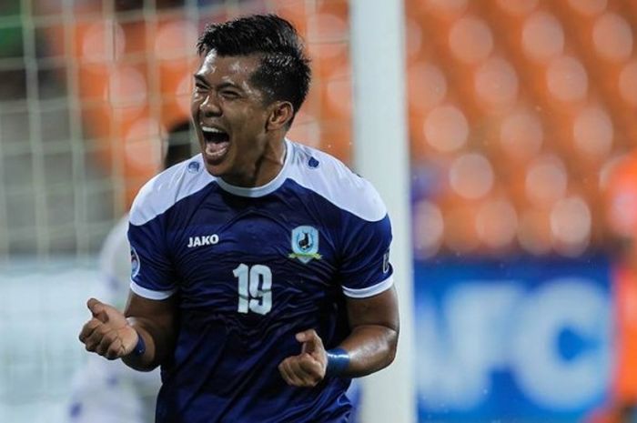 Ekspresi dari selebrasi gol penyerang Tampines Rovers, Khairul Amri yang mencetak dua gol ke gawang Felda United pada laga kelima Grup G PIala AFC 2017 di Stadion Tun Abdul Razak, Jengka, Malaysia, Rabu (19/4/2017) malam. 