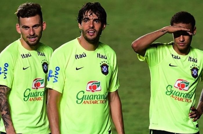 Ricardo Kaka (tengah) bersama Douglas Costa (kiri) dan Neymar saat menjalani sesi latihan timnas Brasil di Salvador, 16 November 2015.