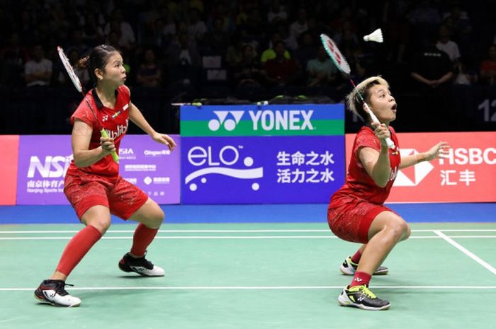 Pasangan ganda putri nasional Indonesia, Greysia Polii/Apriyani Rahayu, saat bertanding melawan Mayu Matsumoto/Wakana Nagahara (Jepang) pada laga semifinal Kejuaraan Dunia 2018 di Nanjing Olympic Sports Centre, Nanjing, China, Sabtu (4/8/2018).