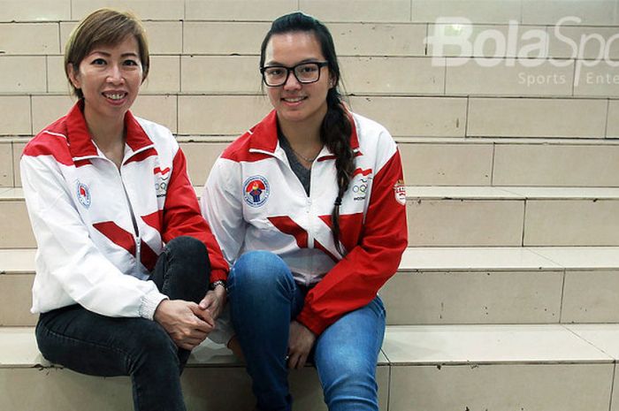 Dua atlet boling putri Indonesia, Novie Phang (kiri) dan Tannya Roumimper.