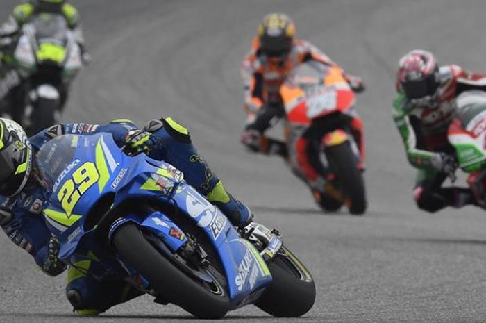 Pebalap tim Suzuki Racing, Andrea Iannone beraksi di aspal Sirkuit Americas, 21 April 2018.