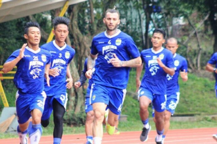 Pemain Persib berlari di lintasan atletik, Jalan Pajajaran, Kota Bandung, Senin (26/2/2018).