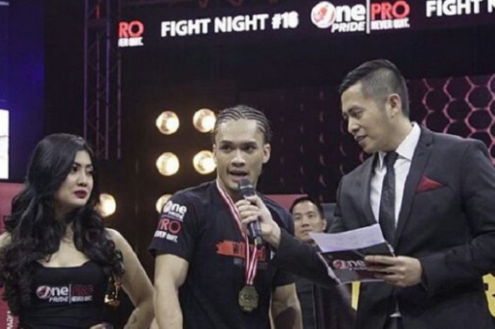 Randy Pangalila setelah menang KO atas Fajar Ibel di Celebrity Match, One Pride 2018, Sabtu (10/2/2018).