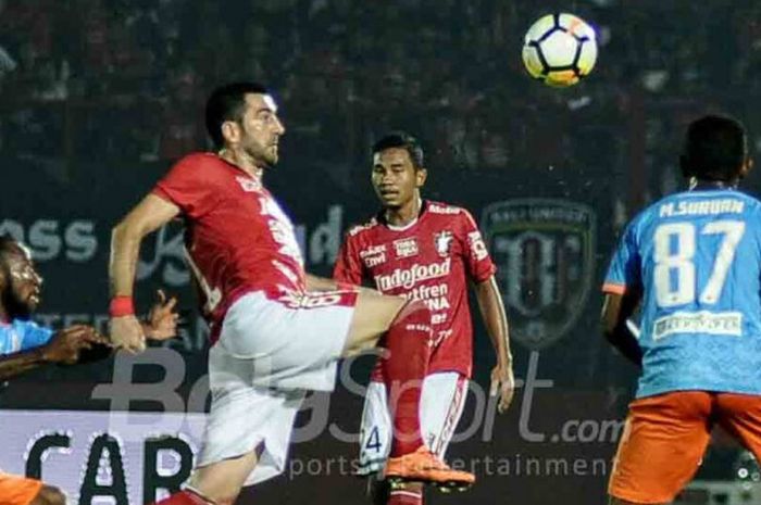 Aksi playmaker Bali United, Milos Krkotic (tengah, angkat kaki), saat menghadapi Perseru Serui pada laga pekan ketiga Liga 1 2018 di Stadion Kapten I Wayan Dipta, Gianyar, Sabtu (7/4/2018)