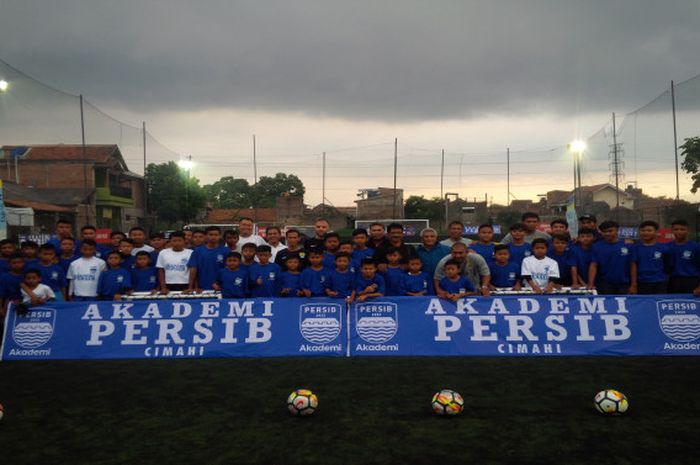 Staf pelatih Akademi Persib berfoto bersama peserta didik Akademi Persib Kota Cimahi di Lapangan Fanshop Mini Soccer, Kota Cimahi, Jumat (23/3/2018). 