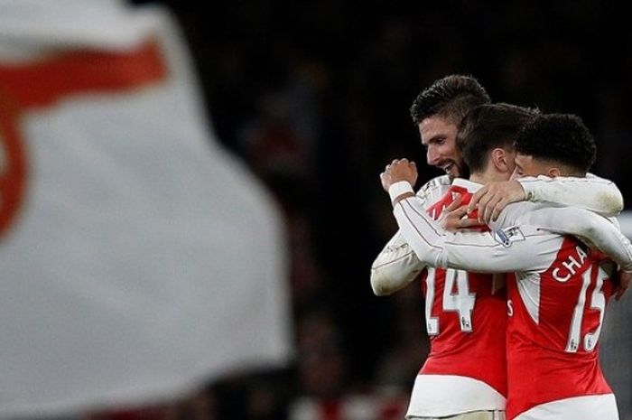 Para pemain Arsenal merayakan gol Olivier Giroud ke gawang Manchester City saat kedua tim bertemu pada lanjutan Premier League di Stadion Emirates, Senin (21/12/2015).