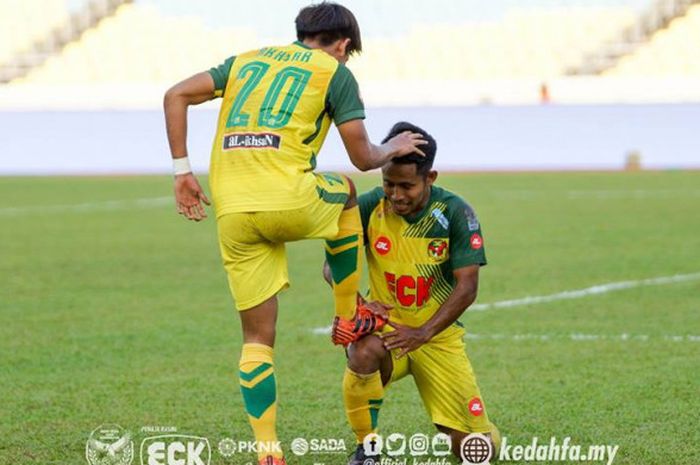    Selebrasi ala menyemir sepatu dilakukan dua pemain Kedah FA, Akhyar Rashid dan Andik Vermansah untuk gol ke gawang PKNP FC pada laga Liga Super Malaysia 2018 di Stadion Negeri Pulau Pinang, Penang pada Minggu (11/2/2018) sore.    