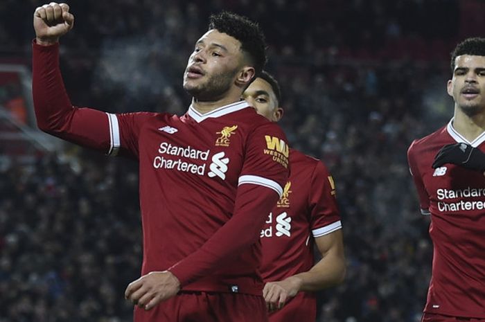 Selebrasi gelandang Liverpool, Alex Oxlade-Chamberlain (kiri), setelah berhasil mencetak gol ke gawang Swansea City dalam pertandingan Liga Inggris 2017-2018 di Stadion Anfield, Liverpool, Inggris, pada Selasa (26/12/2017).