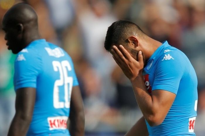 Pemain belakang Napoli, Faouzi Ghoulam (kanan), meratapi kekalahan dari Atalanta pada partai lanjutan Serie A di Stadion Atleti Azzurri d'Italia, Minggu (2/10/2016). 