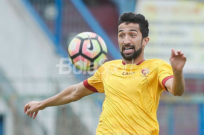 Aksi penyerang Sriwijaya FC, Manuchekhr Dzhalilov, saat mengontrol bola dalam partai uji coba melawan Cilegon United di Stadion Krakatau Steel, Cilegon, Banten, Kamis (11/1/2018). 