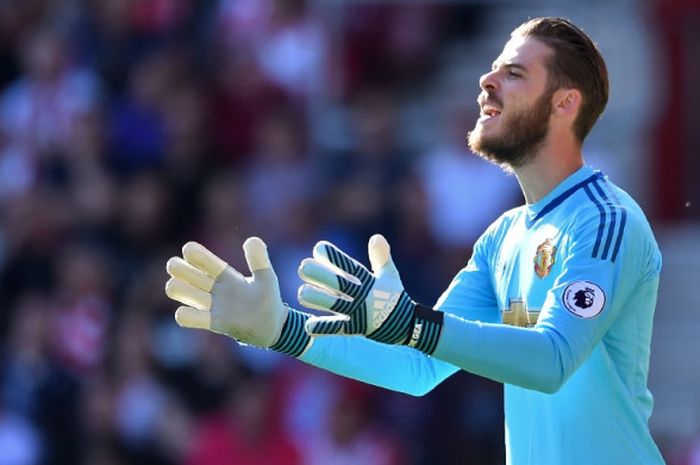 Kiper Manchester United, David De Gea, beraksi dalam laga Liga Inggris kontra Southampton di Stadion St. Mary's, Southampton, pada 23 September 2017.