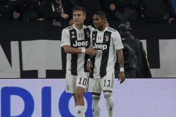 Penyerang Juventus, Paulo Dybala (kiri), merayakan golnya bersama Douglas Costa dalam laga Liga Italia melawan Cagliari di Stadion Allianz, Turin pada 3 November 2018.