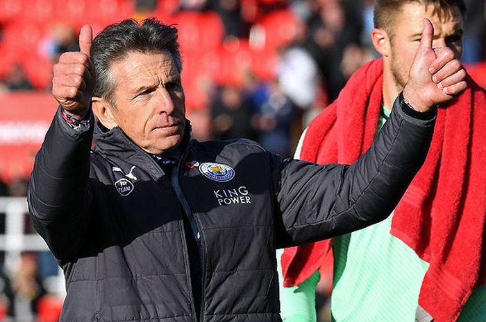 Manajer Leicester City, Claude Puel, member aplaus kepada penonton usai laga melawan Stoke City dalam partai lanjutan Liga Inggris 2017-2018 di Stadion Stoke-on-Trent, Stoke City, pada 4 November 2017.