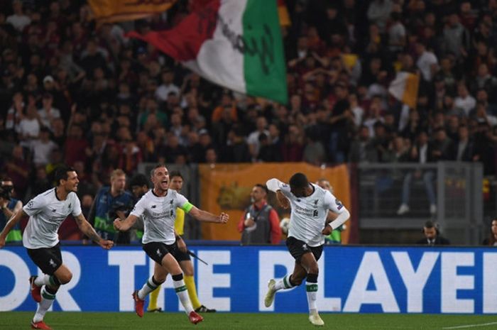   Gelandang Liverpool FC, Georginio Wijnaldum (kanan), merayakan gol yang dicetak ke gawang AS Roma dalam laga leg kedua semifinal Liga Champions di Stadion Olimpico, Roma, Italia pada 2 Mei 2018.  