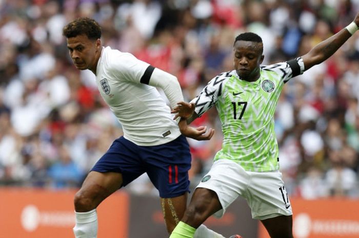 Gelandang Inggris, Dele Alli (kiri), berduel dengan pemain Nigeria, Ogenyi Onazi, dalam laga persahabatan di Stadion Wembley, London, Inggris pada 2 Juni 2018.