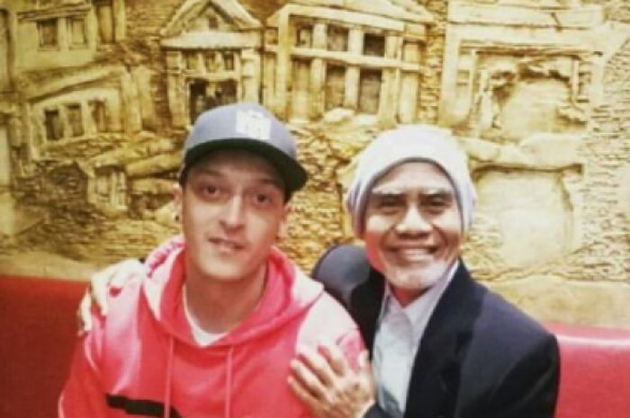 Pimpinan Pondok Modern Darussalam Gontor, KH Hasan Abdullah Sahal bertemu dengan Gelandang Arsenal, Mesut Oezil