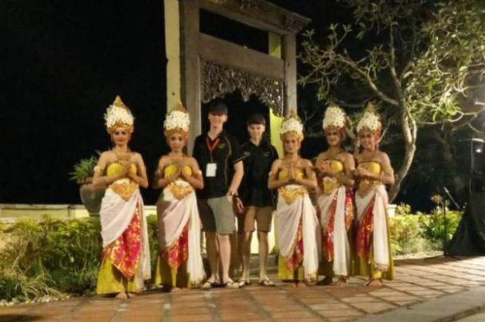 Para pebalap slalom berfoto dengan penari Bali dalam acara makan malam di Garuda Winsu Kencana, Bali, Jumat (10/8/2018).